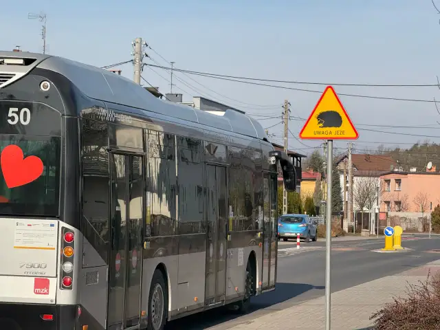 Znaki drogowe na osiedlu: Uniknij kary, postaw je legalnie!