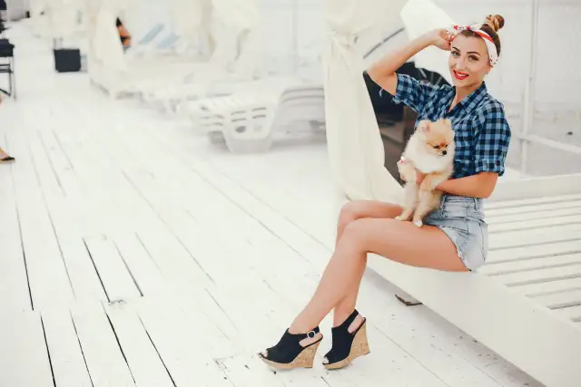 Jakie buty do krótkich spodenek damskich? Sprawdź najlepsze stylizacje i uniknij modowych wpadek!