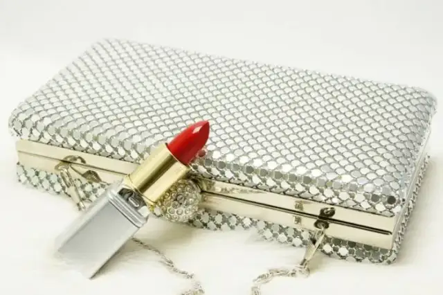 Co zabrać na wesele jako gość, aby uniknąć faux pas i cieszyć się zabawą