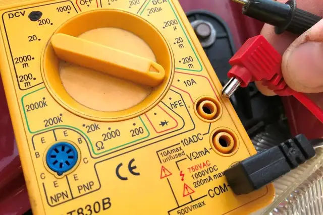 Jak sprawdzić miernikiem zwarcie w samochodzie i uniknąć kosztownych napraw