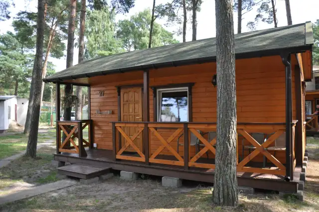 Urocze domki pod sosnami w Łebie, z numerem 27, zapraszają na wypoczynek.