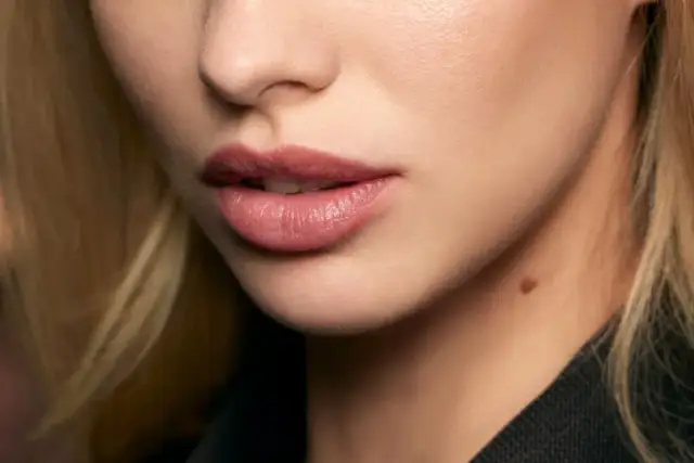 Skuteczne sposoby na to, czym zmyć szminkę z ust bez trudu