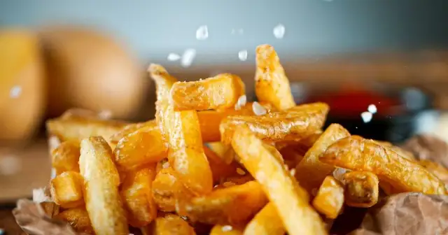 Idealne domowe frytki: Jak smażyć, by były chrupiące i puszyste?