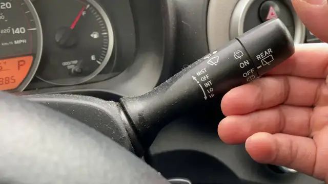 Włączanie wycieraczek w Toyota Yaris: szybki i prosty poradnik