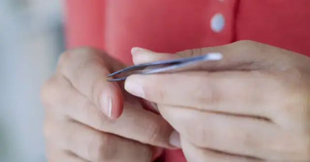 Jak wyciągnąć drzazgę spod paznokcia - skuteczne metody i porady