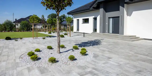 Podjazd z kostki - Planowanie, budowa, koszty i uniknięcie błędów