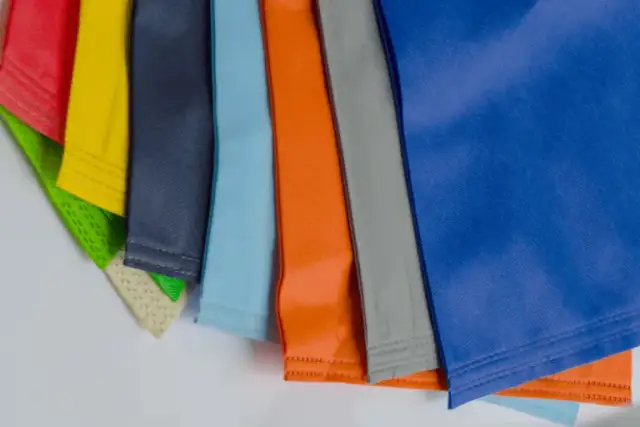 Gdzie kupić flizelinę dekoracyjną? Sklepy, ceny i wybór idealnej