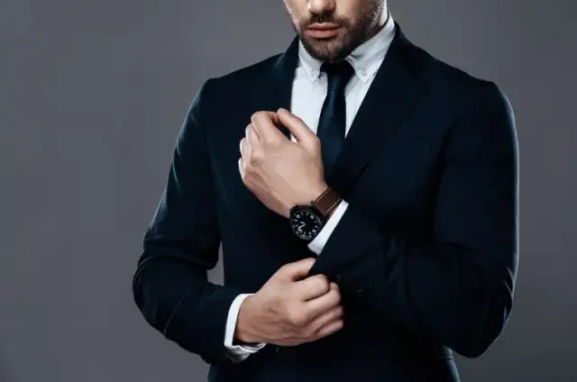 Jaką koszulę do czarnego garnituru wybrać na różne okazje?