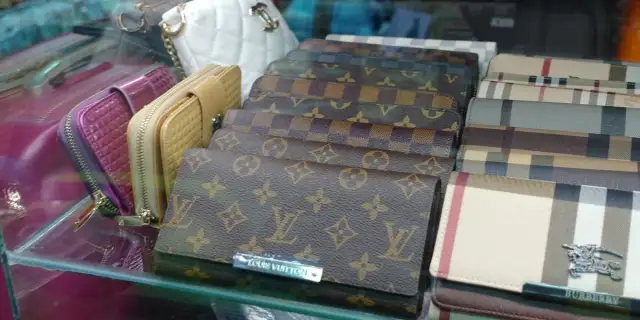 Gdzie kupić podróbki ubrań i uniknąć niebezpieczeństw związanych z nimi