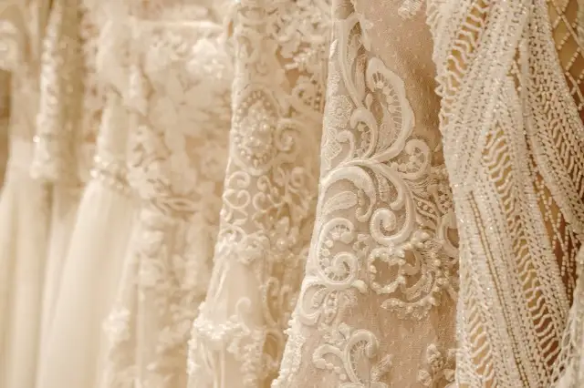 Gdzie kupić materiał na suknię ślubną? Sklepy, tkaniny, porady