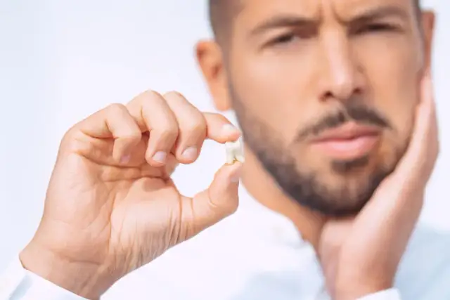 Skuteczne sposoby na ból dziąsła po wyrwaniu zęba, które działają