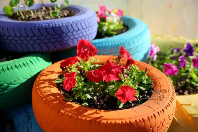 Opony w ogrodzie: 20+ kreatywnych pomysłów DIY i poradnik