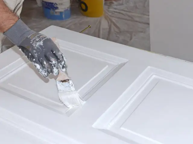 Jaka farba do drzwi na biało? Sekrety idealnej bieli bez smug!