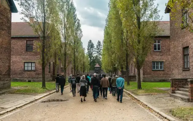 Jak ubrać się do Auschwitz, aby okazać szacunek ofiarom?