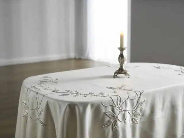 Jaki obrus do salonu? Wybierz idealny rozmiar, materiał i styl