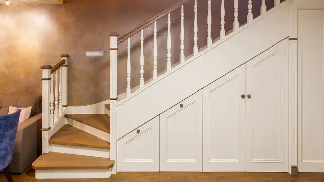 Jak zabudować przestrzeń pod schodami i zyskać cenne miejsce w domu