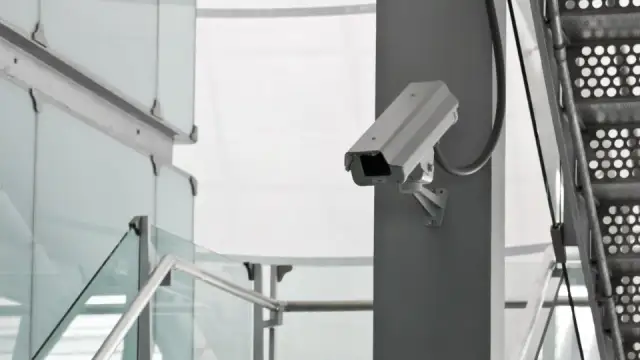 Czy można zamontować kamerę na budynku? Przepisy i praktyczne porady