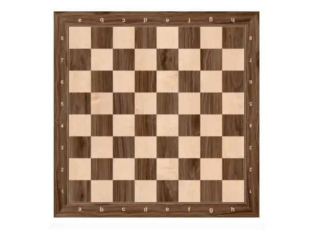 Drewniana szachownica z numerowanymi rzędami i literowanymi kolumnami.