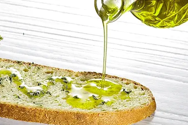 Czy można pić oliwę z oliwek? Odkryj zdrowotne korzyści i dawkowanie