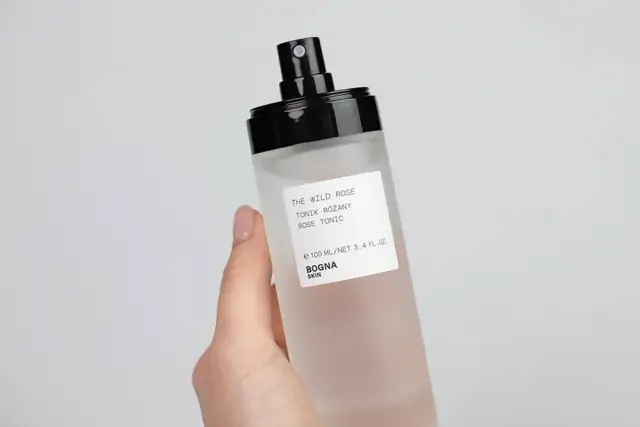 Mgiełka rozświetlająca – jak uzyskać naturalny blask i świeżość skóry