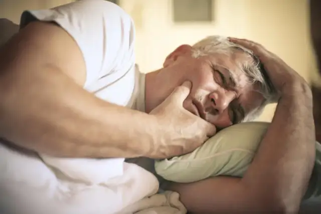 Jak zasnąć z bólem zęba - sprawdzone sposoby na ulgę w nocy