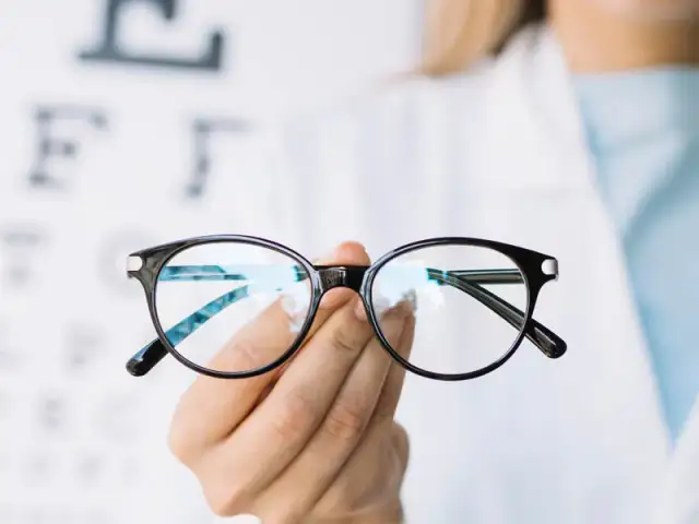 Astygmatyzm: kto lepszy - okulista czy optometrysta? Praktyczny poradnik