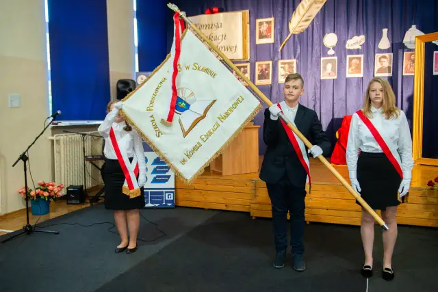 Ile waży sztandar szkolny? Rozkładamy ciężar na czynniki pierwsze