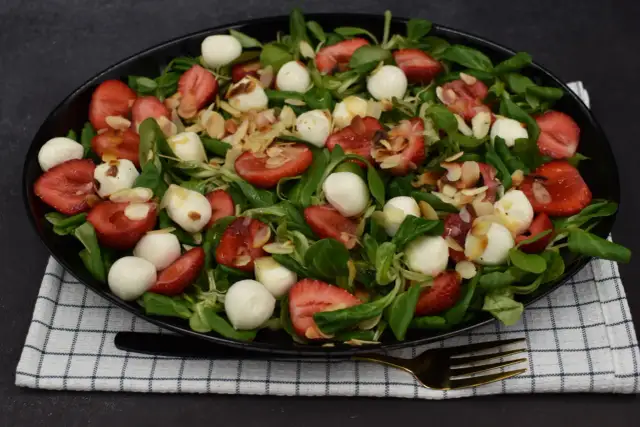 Sałatka czy surówka? Poznaj różnice między tymi polskimi potrawami