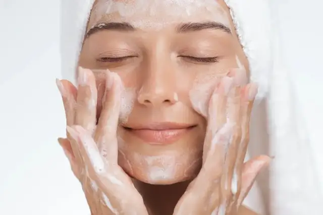 Tłusta cera: Jak ją okiełznać? Kompletny przewodnik po pielęgnacji