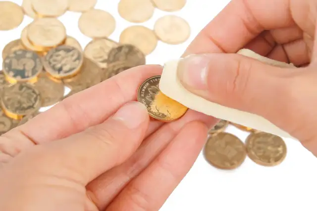 Złoto 333 ciemnieje? Skuteczne i bezpieczne czyszczenie w domu!