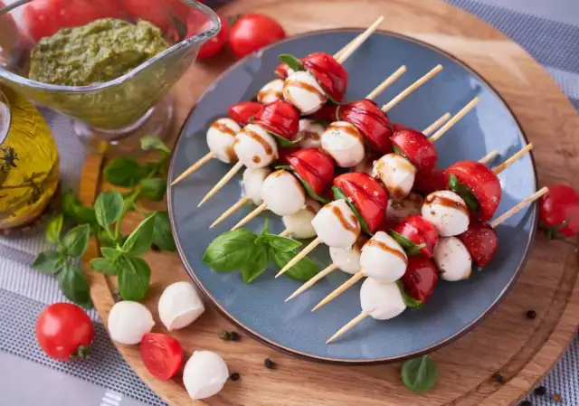 Przepisy na Koreczki: Łatwe i Efektowne Przekąski na Imprezę