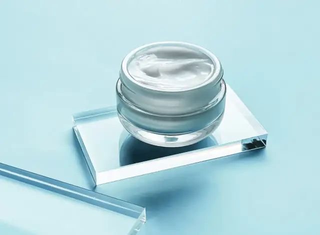 Kwas hialuronowy: Jaka dzienna dawka działa? Skóra i stawy