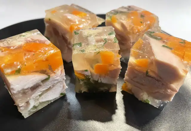 Kostki galarety drobiowej z marchewką i ziołami. Czy galareta drobiowa jest zdrowa? To zależy od składników.