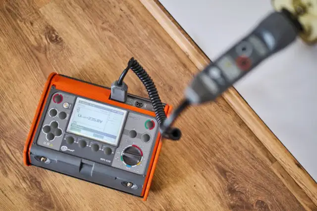 Rezystancja izolacji: klucz do bezpieczeństwa w instalacjach elektrycznych