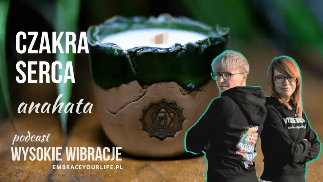 Podcast "Wysokie Wibracje" o tym, jak odblokować czakrę serca. Dwie osoby w bluzach z kapturem stoją obok siebie.
