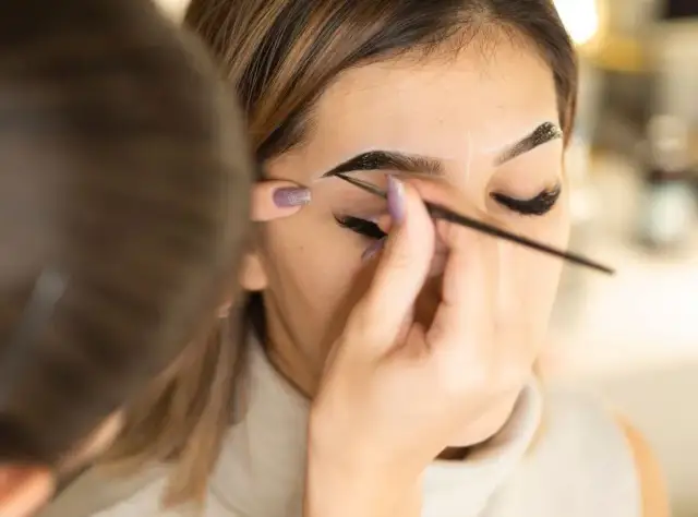 Ile kosztuje henna brwi i rzęs? Cennik 2024 (Salon vs. Dom)