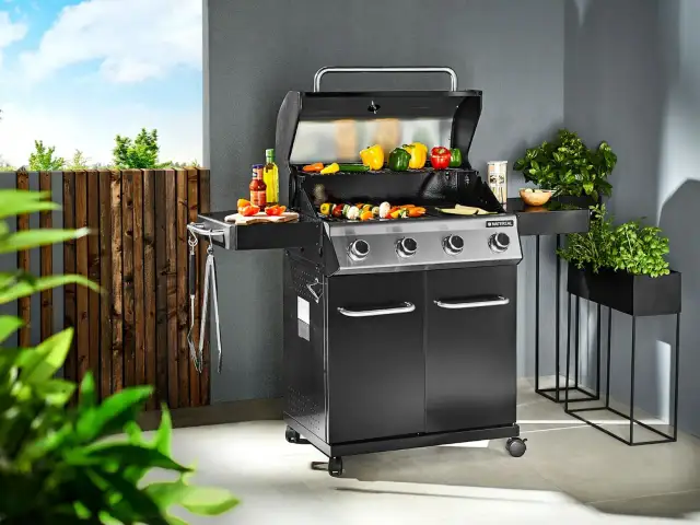 Grill & ogród: jak wybrać najlepsze akcesoria i sprzęt do grillowania