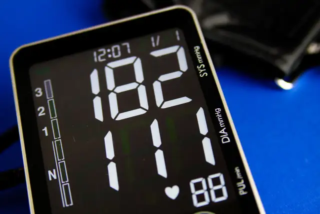 Przy jakim ciśnieniu wezwać pogotowie? Kluczowe informacje dla zdrowia