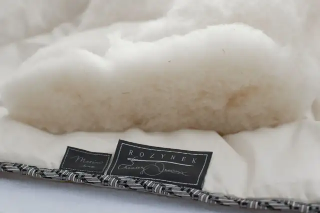 Puszysta owcza wełna w kołdrze. Czy można wyprać kołdrę z owczej wełny w pralce? Metka "Merino line" i "Rozynek Healthy Dreams".