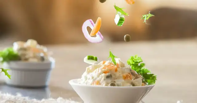 Mrożenie sałatki śledziowej? Unikaj tego! Jak przechowywać lepiej?