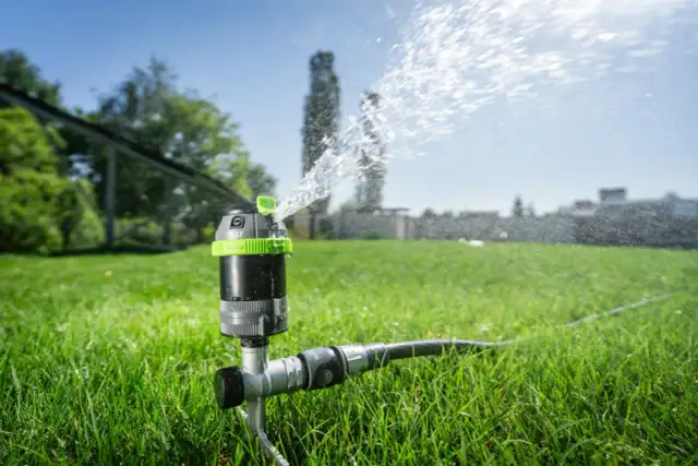 Zraszacz statyczny czy turbinowy? Wybierz idealny do Twojego ogrodu