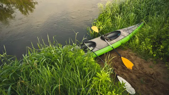 Wybór kajaka dmuchanego: Co musisz wiedzieć przed zakupem?
