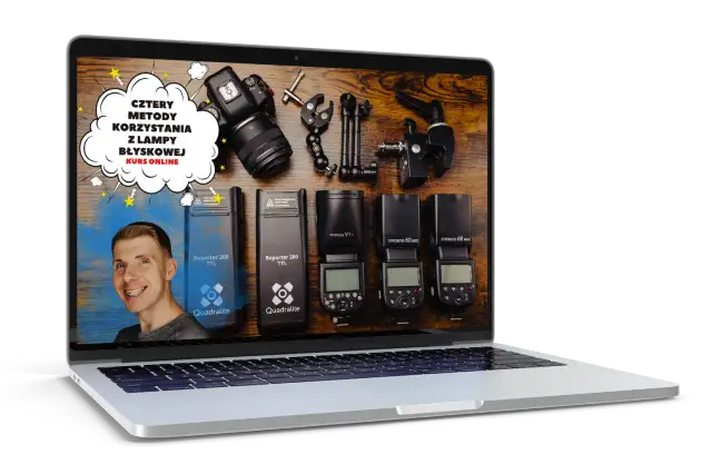 Na ekranie laptopa kurs online: Cztery metody jak ustawić lampę błyskową w aparacie. Widoczne lampy Quadralite, akcesoria i aparat.