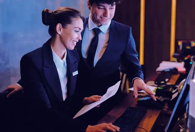 Ile godzin pracuje recepcjonistka w hotelu? Sprawdź realia pracy
