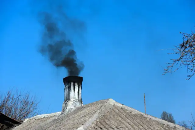 Gdzie zgłosić palenie śmieci: skuteczne sposoby na walkę z trucicielami
