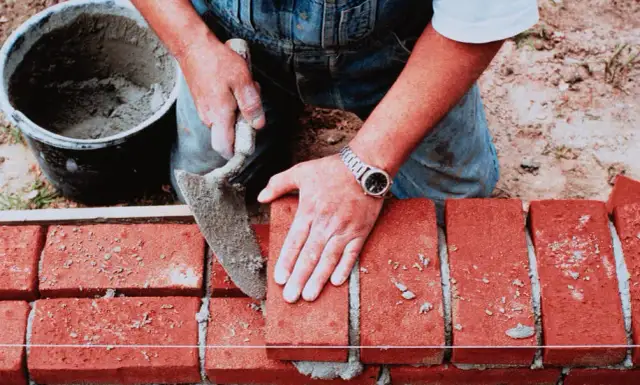 Ile kosztuje cegła? Poznaj ceny i ukryte koszty zakupu