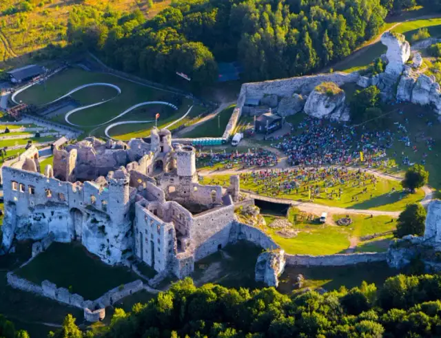 Zamek w Ogrodzieńcu: Fascynująca historia i atrakcje turystyczne