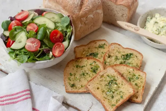 Jak zrobić grzanki do sałatki – proste przepisy, które zachwycą smakami
