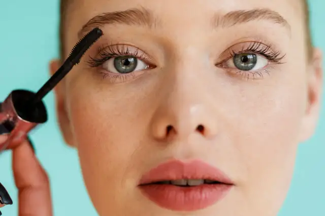 Czy malować dolne rzęsy? Sprawdź, co warto wiedzieć przed makijażem