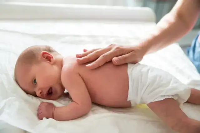 Jak oklepywać dziecko po inhalacji, by skutecznie ułatwić odkrztuszanie